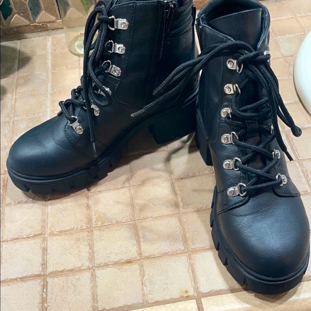 Combat boots